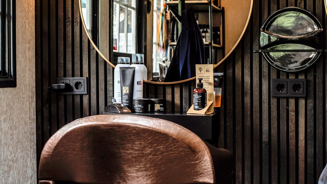 Detail van de kaptafel met spiegel en verzorgingsproducten
