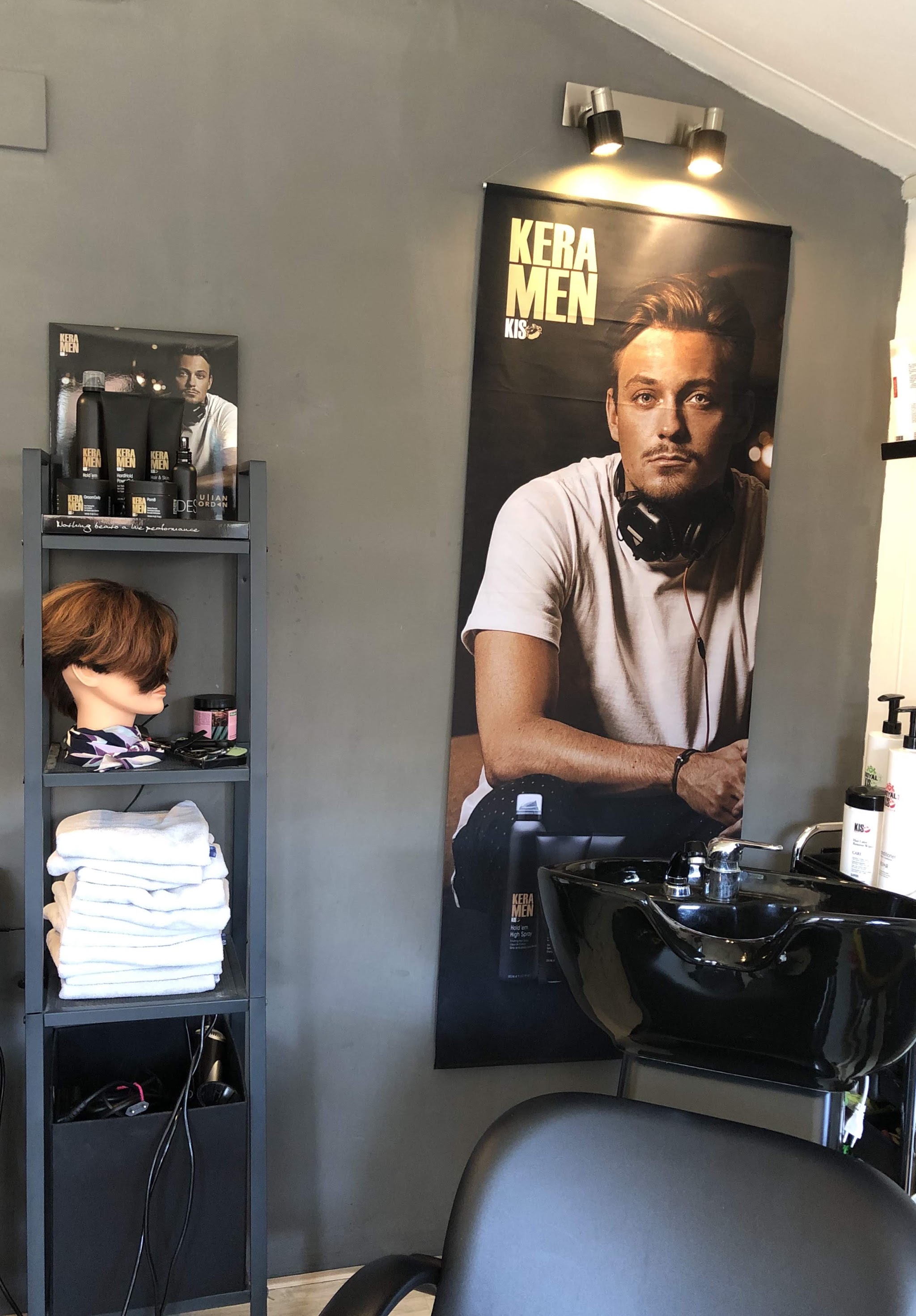 De wasplek van de salon met handdoeken en verzorgingsproducten