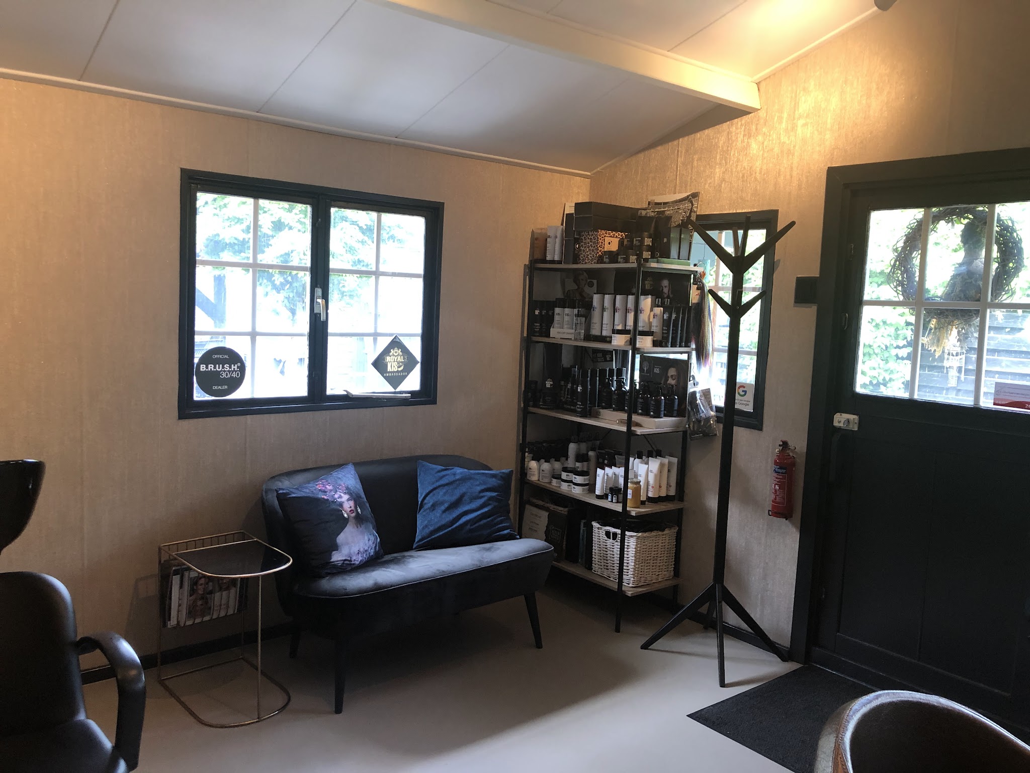 De wachthoek van de salon met een bank en het productschap