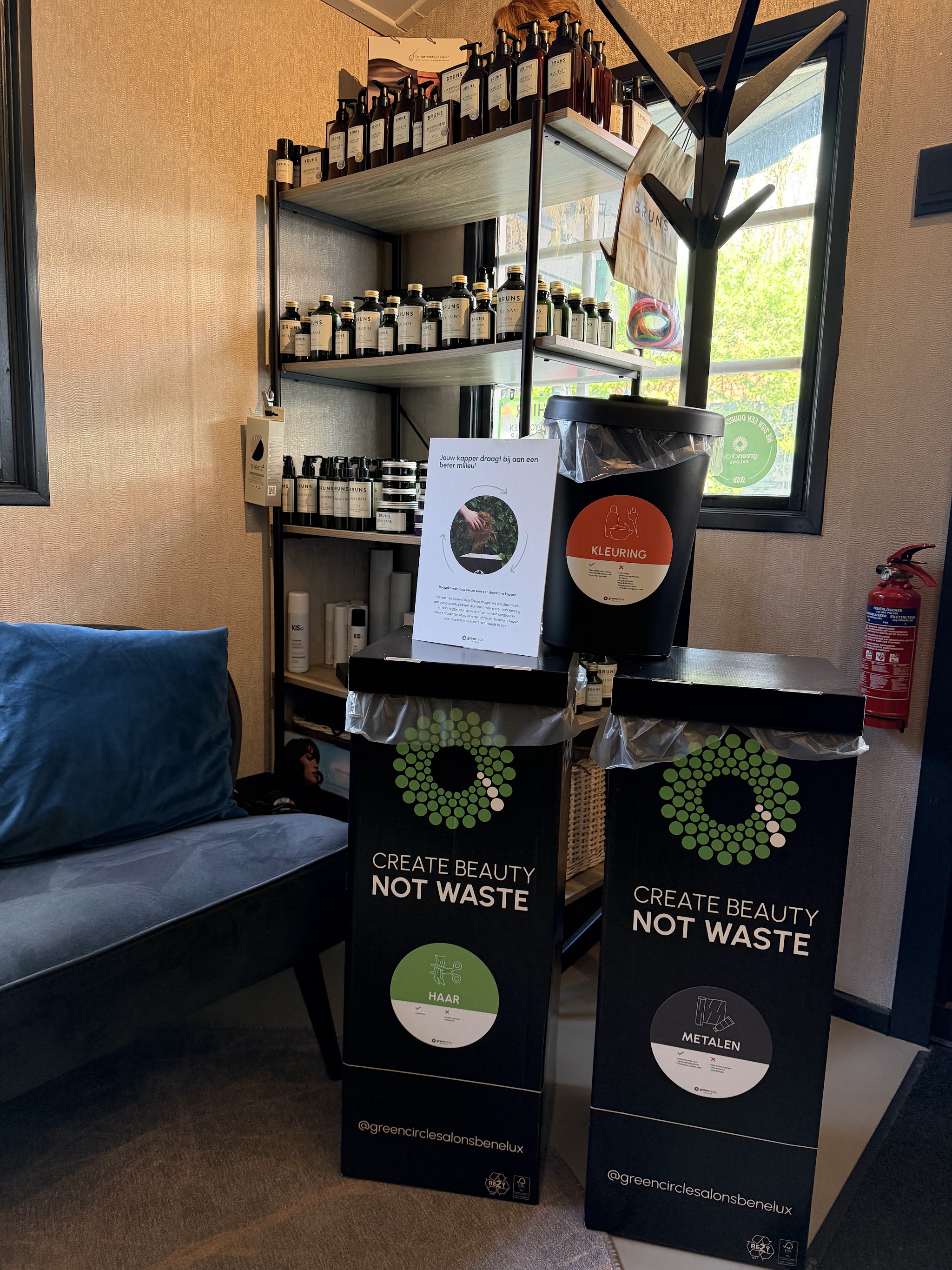 De scheidingsbakken van Green Circle Salons voor haar, metalen en kleurresten